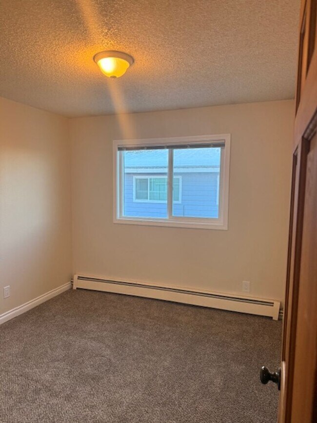 Building Photo - 3 Bedroom Apartment in Jewel Lake w/ Garage and Large Deck!