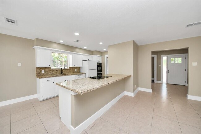 Building Photo - 11811 Campos Dr