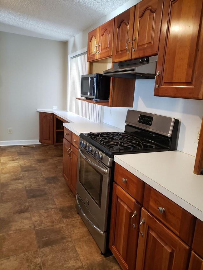 Building Photo - Enjoy Lakefront Luxury Year Round!