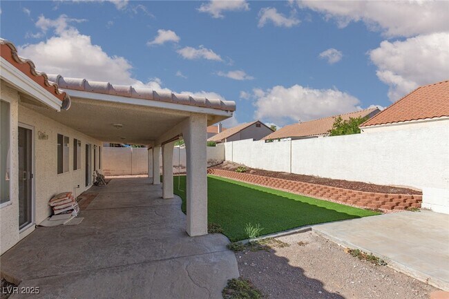 Building Photo - 533 Trocadero St
