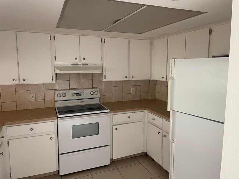 Fully equipted kitchen - 11550 Baywood Meadows Dr