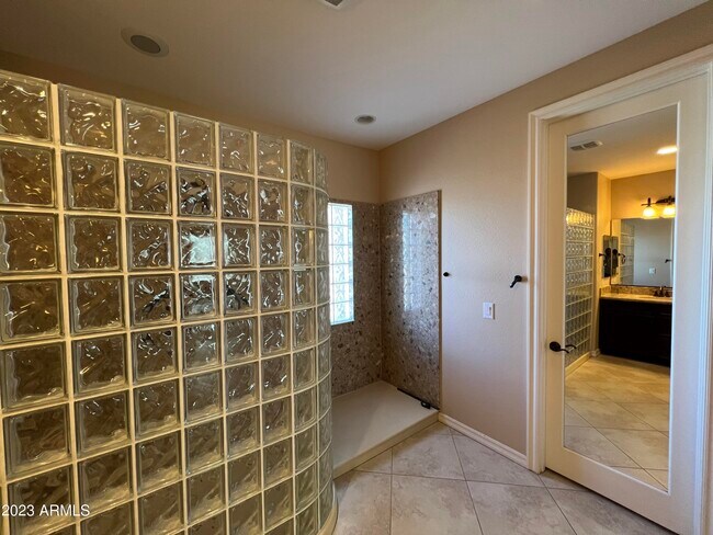 Building Photo - 2467 E Orleans Dr