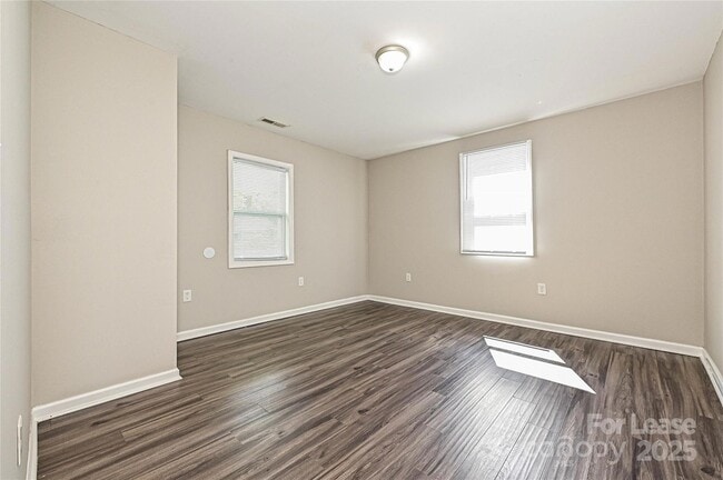 Building Photo - 113 10th St