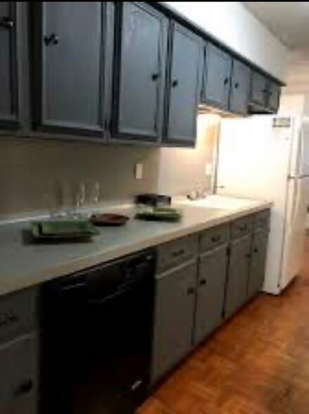 Building Photo - 7418 Meadow Cliff St