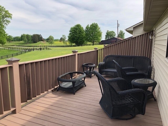 Building Photo - Large 4 Br, 3 Bath Duplex with full Basement