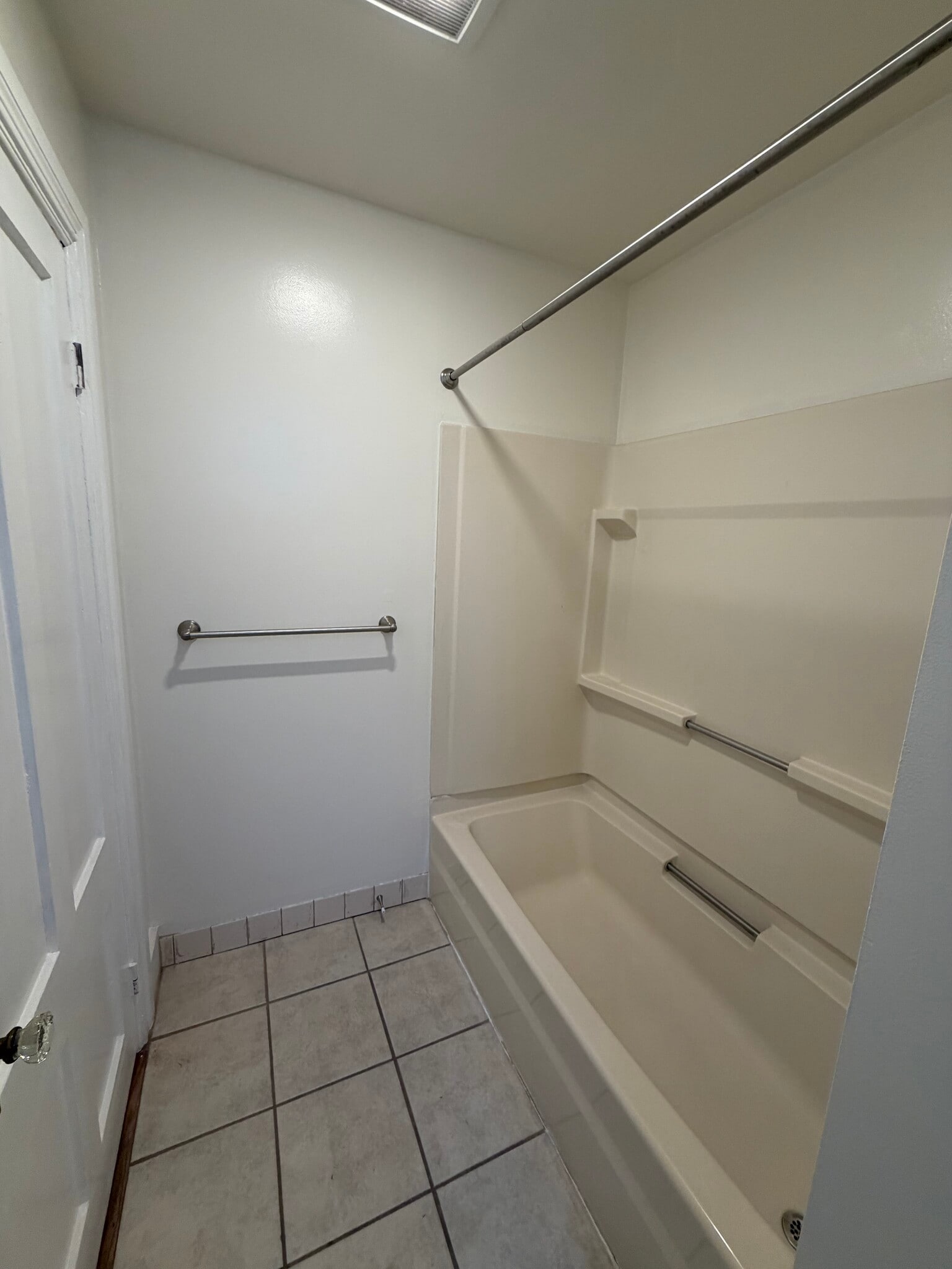 Shower/Bath - 24 Lee St