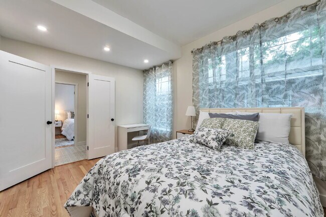 Building Photo - 1/2 off first month & Flexible deposit