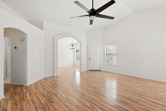 Building Photo - Great single family home!