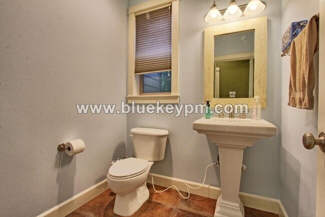 Building Photo - 5 Bedroom, 3.5 Bathrooms on a Culdesac, Wa...