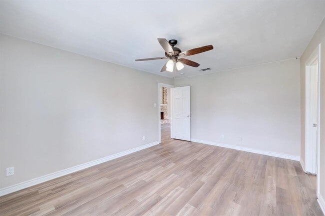 Building Photo - 200 Woodmont Dr