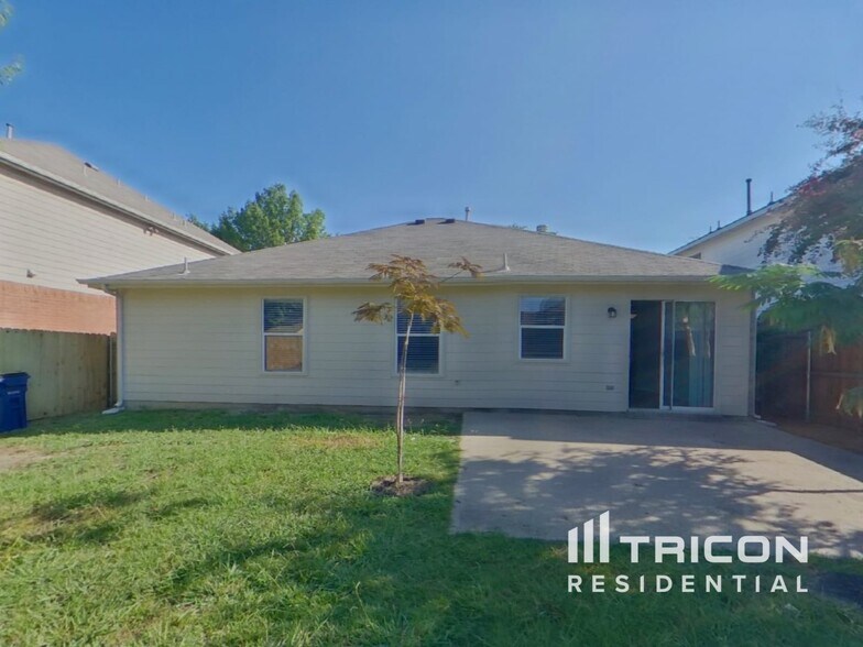 Building Photo - 1005 Charlotte Dr