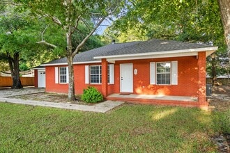 Building Photo - Crestview Charmer Available JUNE 2026!