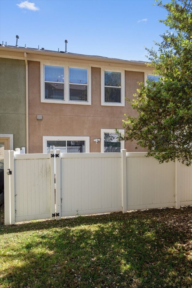 Building Photo - Lovely 2 Bedroom, 2.5 Bath Townhome w/ 2-Car Garage in Cedar Park!