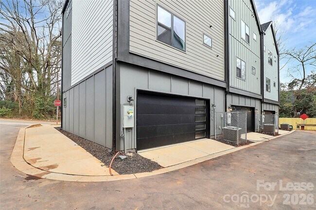 Building Photo - 208 Nelson Ave