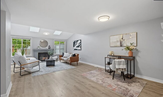 Building Photo - Kent East hill Condo townhome in Village at Single Creek - 3 bedroom 2.5 bath and 2 car garage. A...