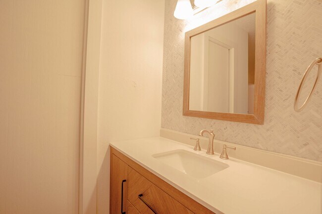 Building Photo - 2800 Bushnell Dr