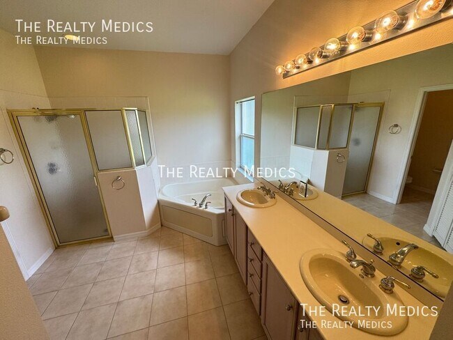 Building Photo - 202 Nova Ave