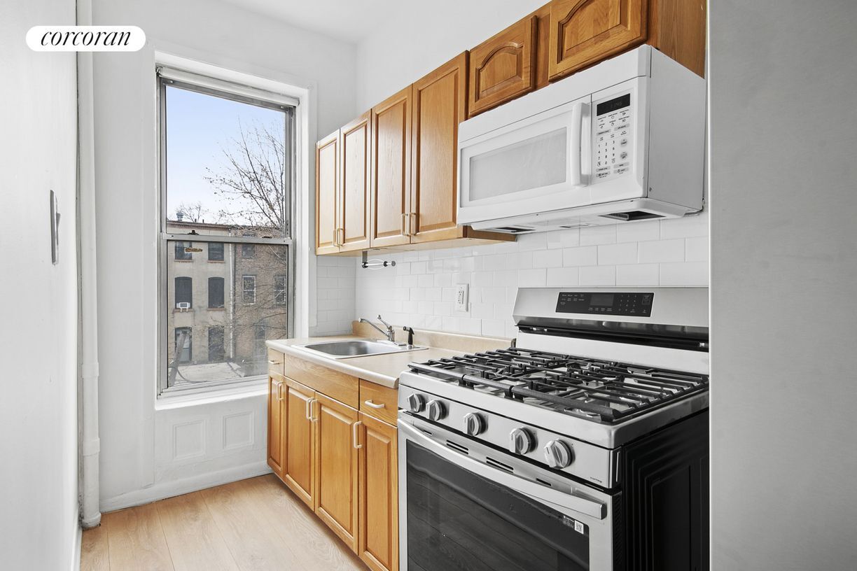 Building Photo - 538 Monroe St