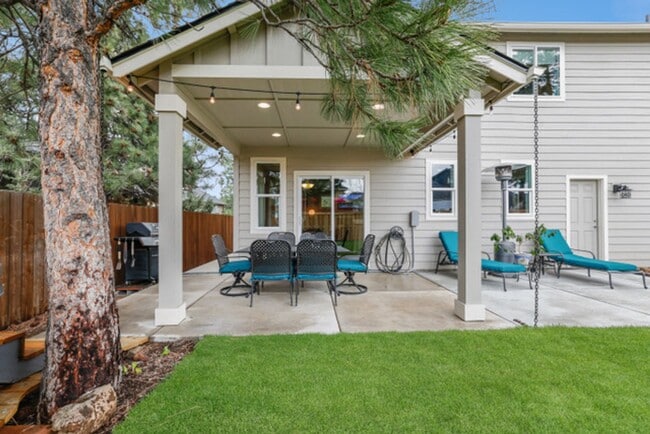 Building Photo - Beautiful home in SW Bend!  Large fenced i...