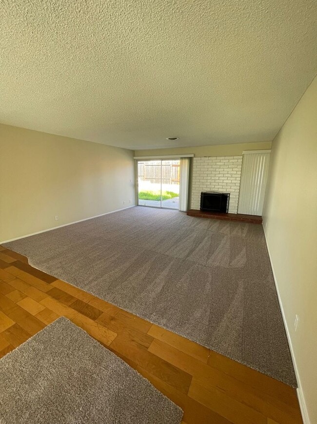 Building Photo - Great location in Camarillo - Las Posas Garden