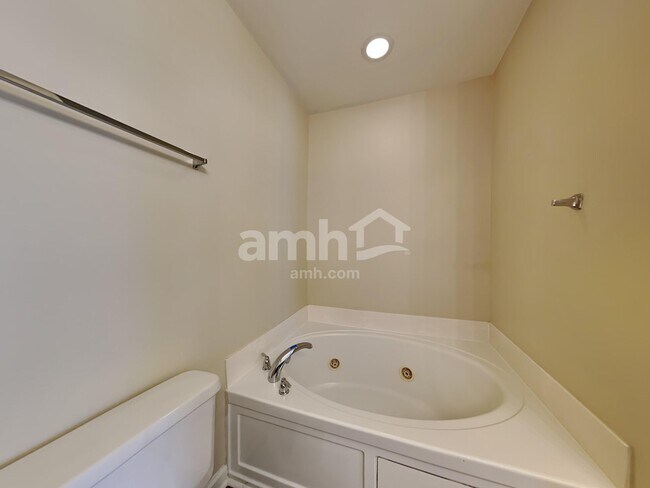 Building Photo - 1100 Briar Rose Ln