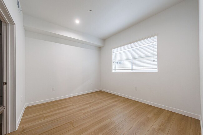 Building Photo - 11841 Runnymede St