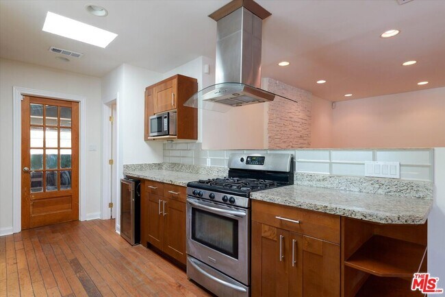 Building Photo - 22750 Clarendon St