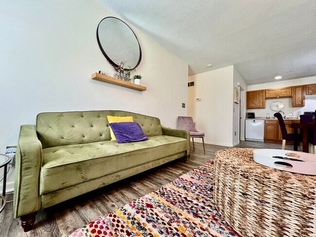 Building Photo - Fully furnished rental home for Corporate housing or insurance stays