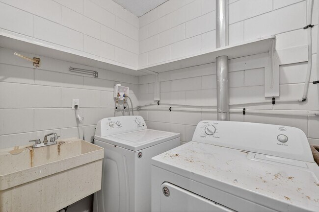 Building Photo - Fully Renovated Canal-Front Home on the Harris Chain of Lakes!