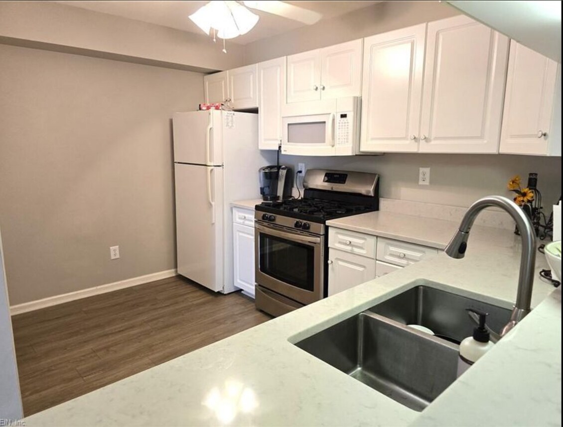 Building Photo - 2236 Lesner Cres