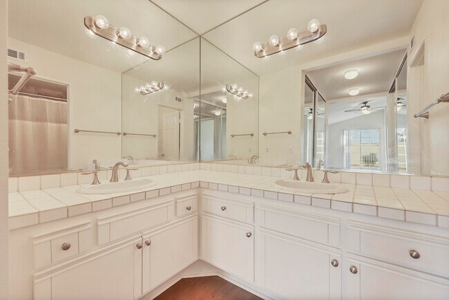 Building Photo - 43852 Vía Palma