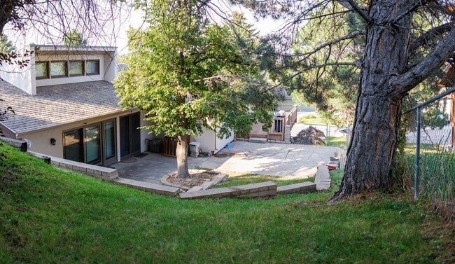 Building Photo - 2750 Greenbriar Dr