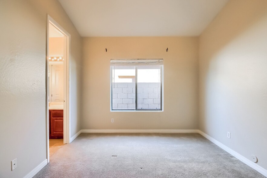 Building Photo - 9007 S 10th Dr