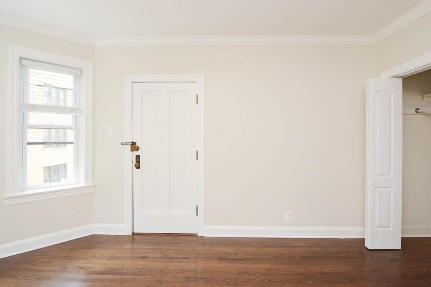 Building Photo - 3821 N Greenview Ave