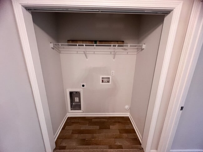 Building Photo - Gorgeous 3 bedroom, 2 1/2 bathroom two-sto...