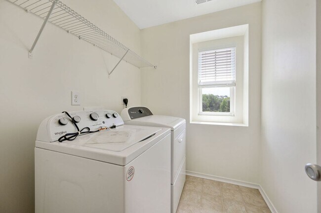 Building Photo - 3 Bedroom Open Concept with Enough Room fo...