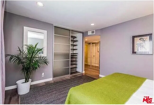 Main bedroom - 1606 S Barrington Ave