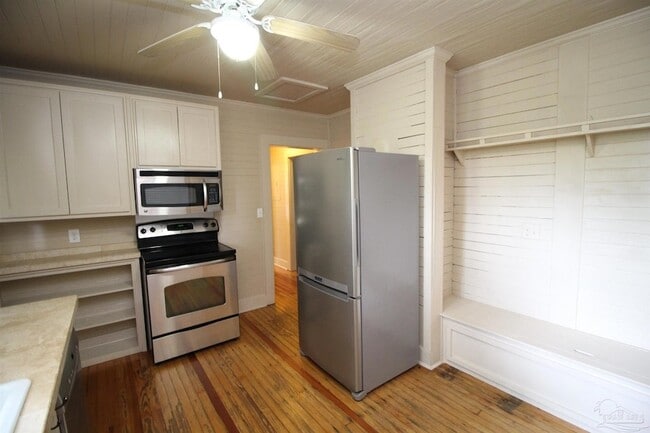 Building Photo - 3102 E De Soto St