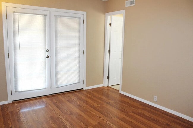Building Photo - 2750 Dahlia Ave
