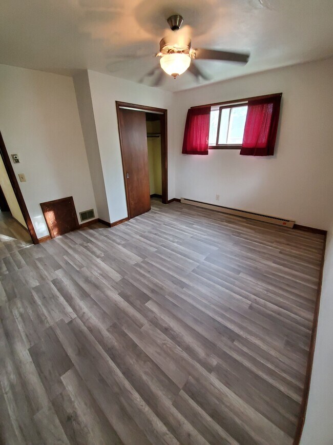 Building Photo - 212 E 5th