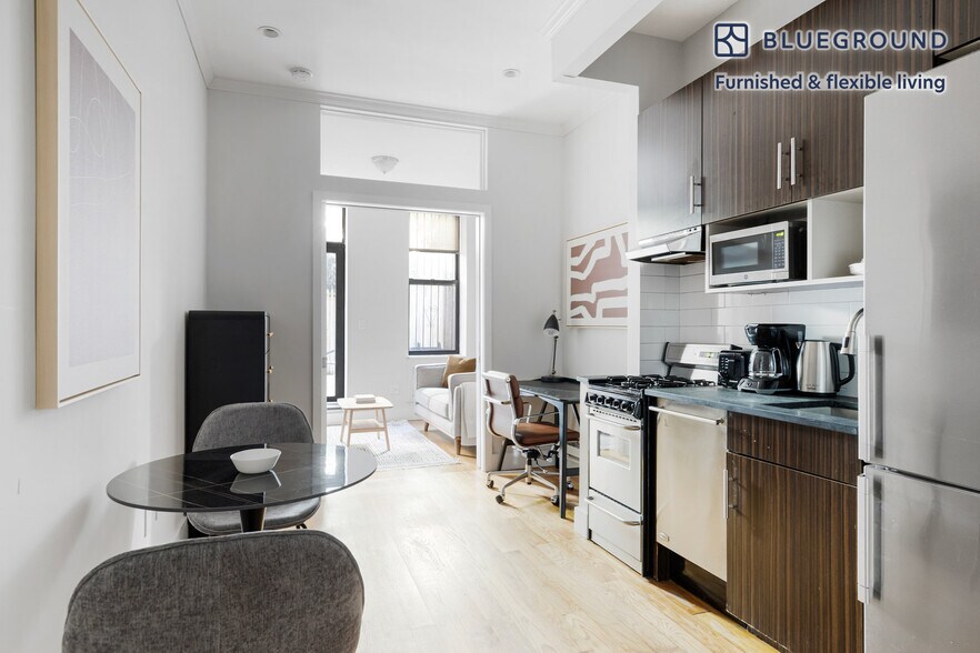 Building Photo - 515 W 47th St