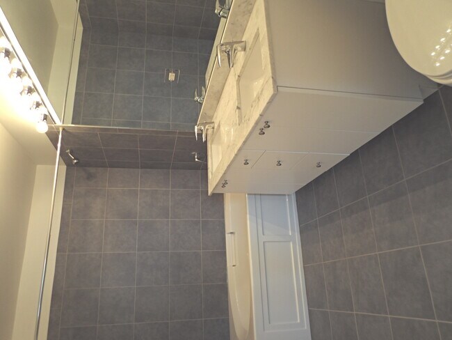 Building Photo - 235 W Van Buren St