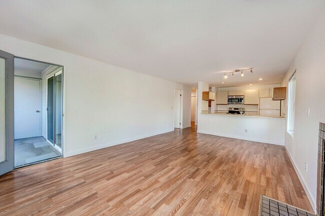 Building Photo - 2 bed 1.75 bath Apartment in Seattle