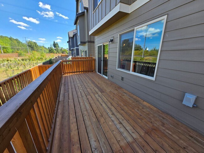 Building Photo - Terrific Orenco Station area 4 BR, 3.5 BA ...
