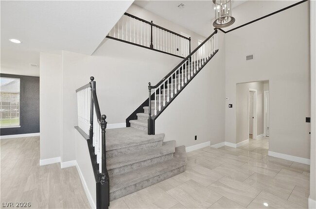 Building Photo - 747 Canyon Crest Dr