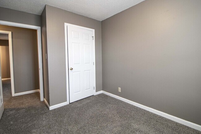 Building Photo - 924 Van Buren Ave