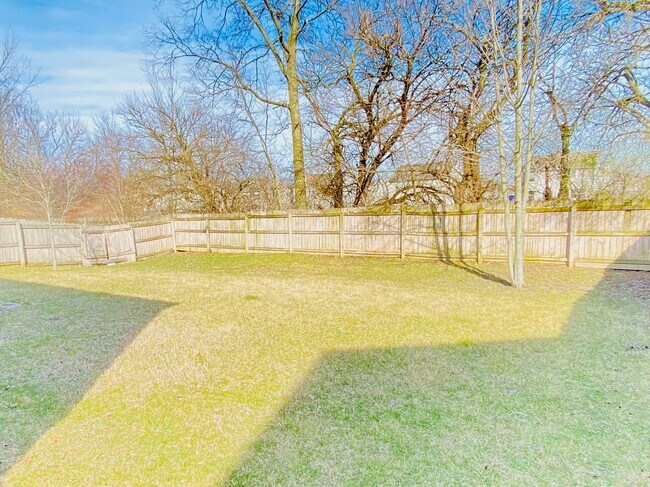 Building Photo - 5843 Amber Ln