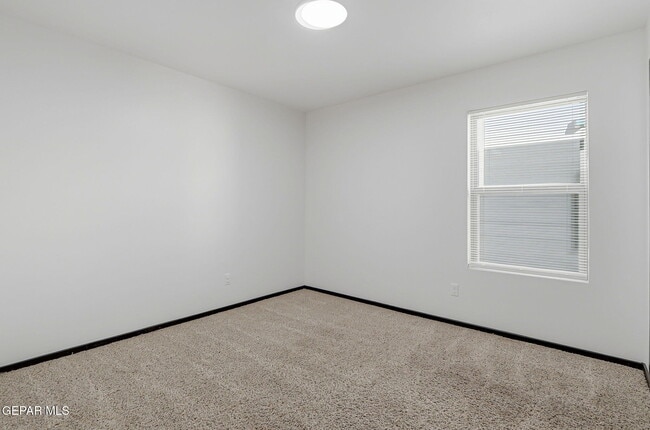 Building Photo - 13817 Summer View Ave