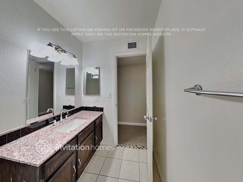 Building Photo - 11033 N 57th Dr