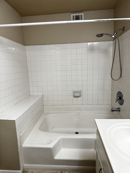 Master bath - 2251 Wigwam Pky